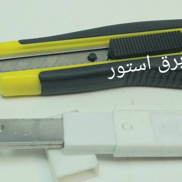 کاتر با یک بسته تیغ اضافه